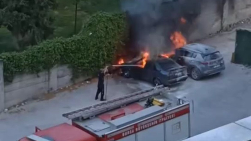 Park halindeki araç alev topuna döndü...Alevler bir başka araca sıçradı