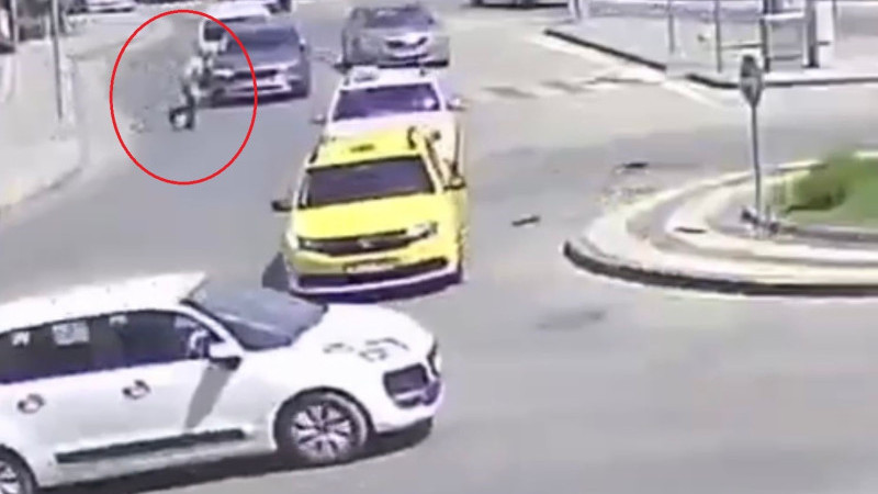 Görenleri hayrete düşüren kaza kamerada...Hiçbir şey olmamış gibi yoluna devam etti