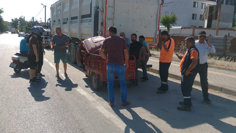 Elektrikli motosiklet tır dorsesine çarptı