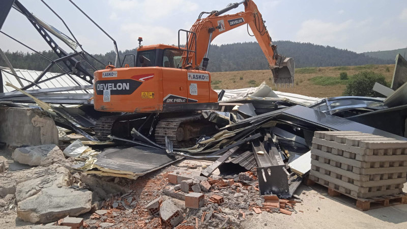 Kayapa’da kaçak fabrika yıkıldı