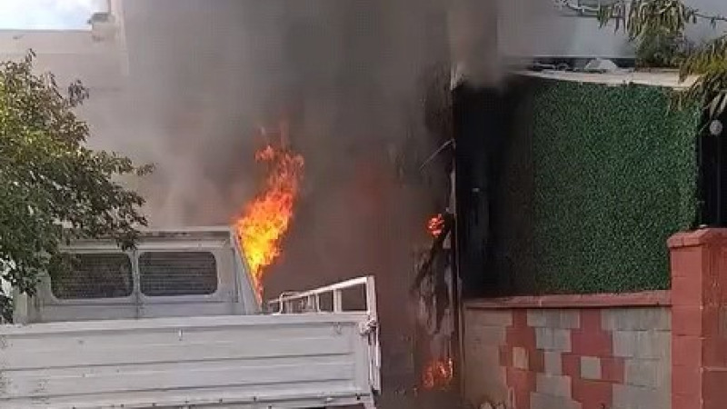 Odunlukta çıkan yangın, apartman ve kamyonete sıçradı