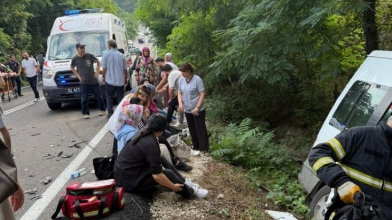Servis minibüsü kazaya karıştı! 15 kişi hastanelik oldu