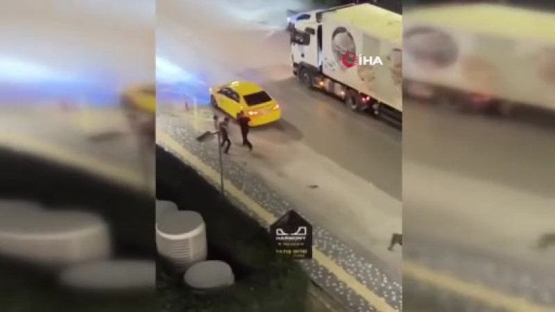 Bursa’da bıçaklı dehşet kamerada: Kadına yumrukla, yanındaki arkadaşına bıçakla saldırdı