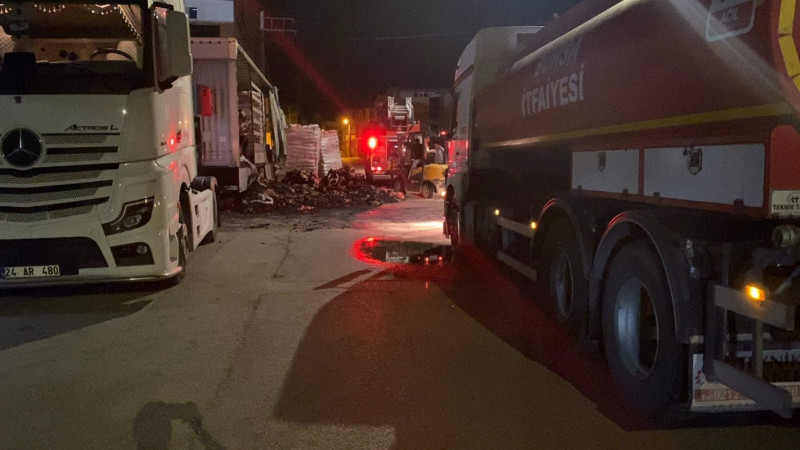 Bursa'da mangal kömürü yüklü tır alev alev yandı