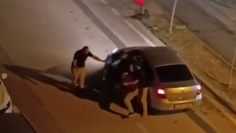 Bursa'da trafik magandaları yol kesip sürücüyü darp ettiler!