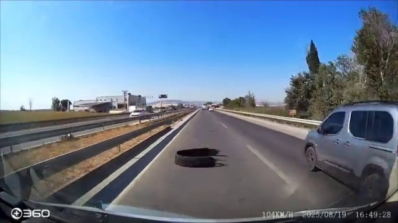 Bursa yolunda faciadan dönüldü! Araç, yola fırlatılan kamyon lastiğine çarptı