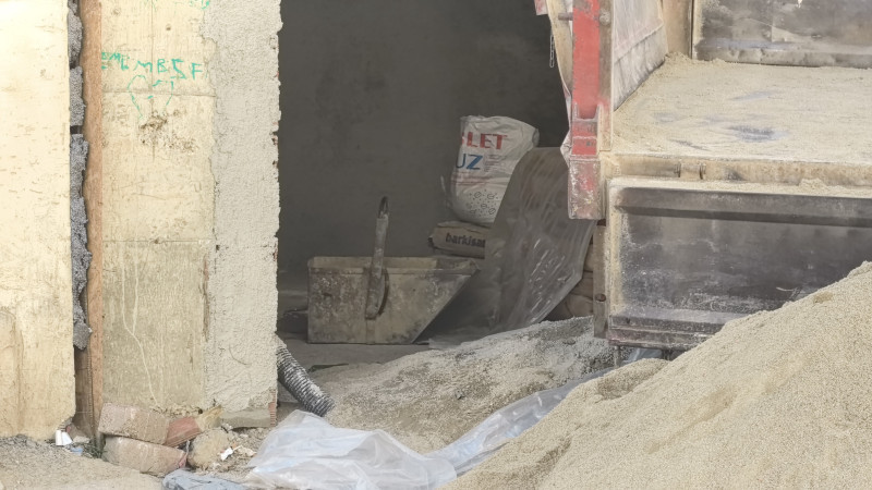 Bursa'da üzerine kum dolu inşaat kovası düşen işçi ağır yaralandı