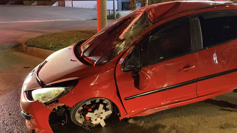 Bursa’da kontrolden çıkan otomobil takla attı