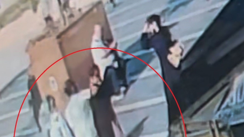 Bıçakla geldi tek yumrukta yere serdi...O anlar kamerada