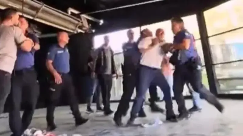 Bursa’da kafeterya yıkımında ortalık karıştı. Bir polis yaralı