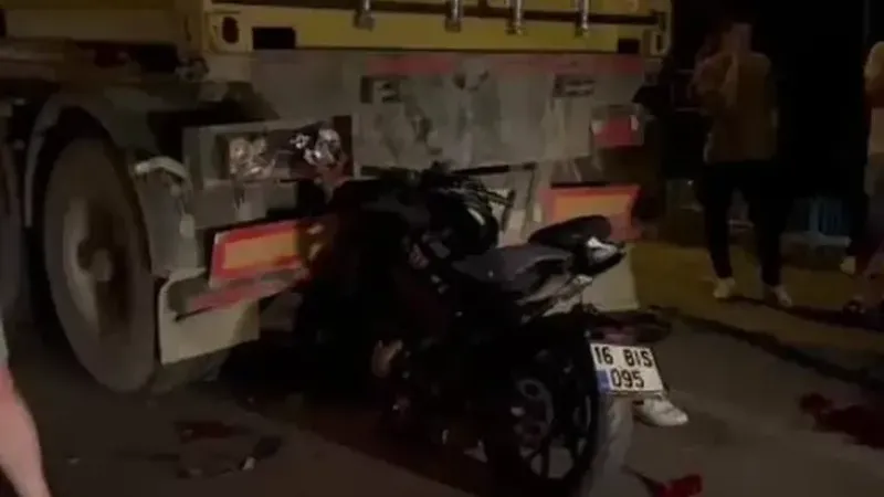 Bursa’da motosiklet tıra ok gibi saplandı