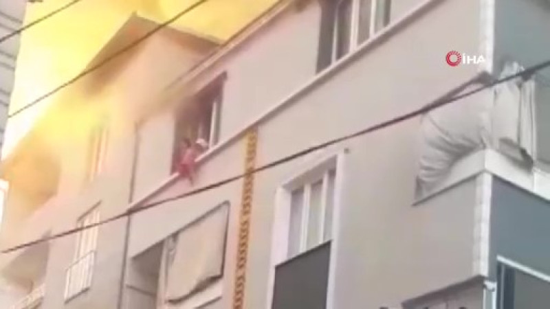 Babaannenin torunu kurtarmak için 3. kattan aşağıya bıraktığı görüntüler ortaya çıktı