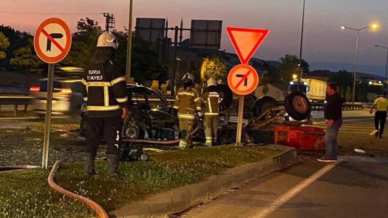 Bursa’da traktöre çarpıp yanan otomobildeki anne-kız yaralandı