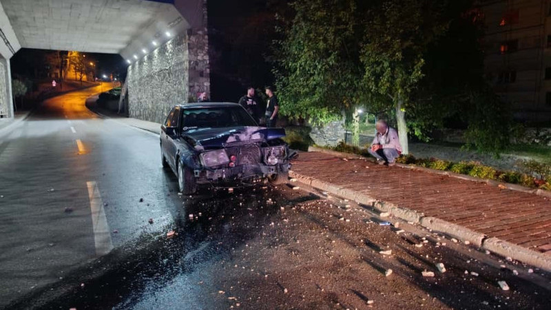 Bursa'da alkollü Mercedes araç sürücüsü, elektrik direğine çarpıp olay yerinden kaçtı