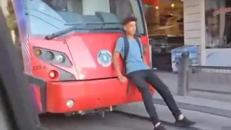 Bursa'da tramvayla tehlikeli oyun