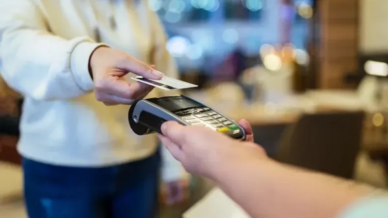 Banka kartını arkadaşına verdi! Başına gelmeyen kalmadı!