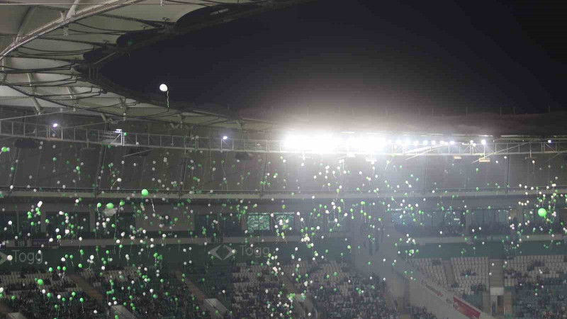 Bursaspor tribünlerinde balonlar  bu sefer minik Çağan için...