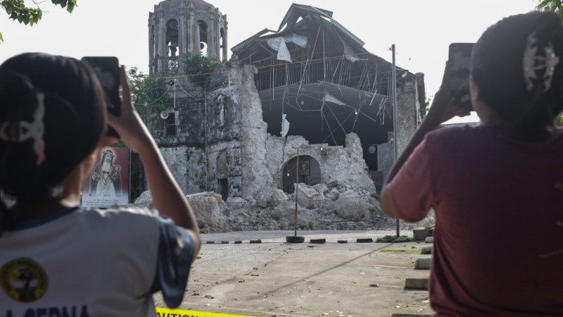 Filipinler'de 7.4 büyüklüğündeki deprem...