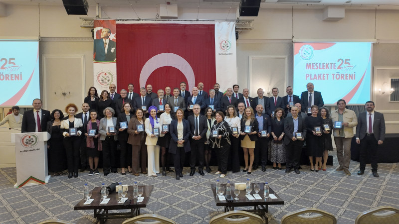 Bursa Barosu meslekte çeyrek yılını dolduranlara plaket verdi