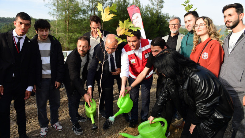 “1 Kitap 1 Fidan” projesiyle Osmangazi yeşile bürünüyor