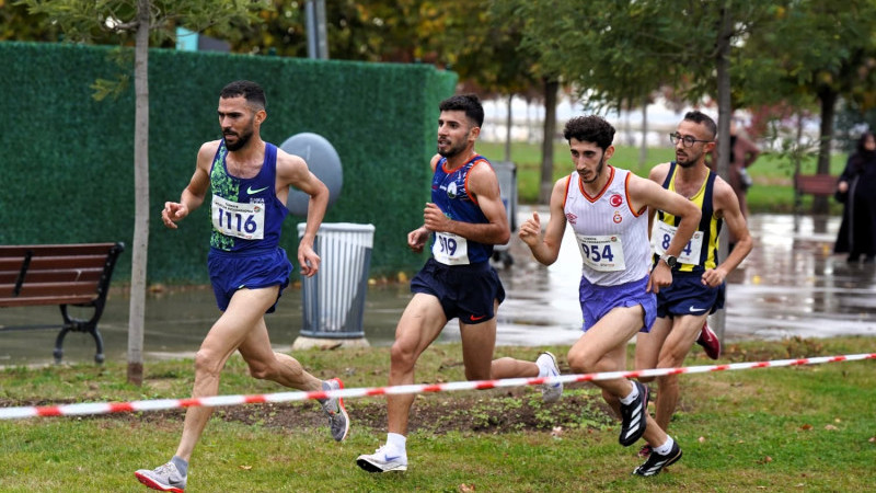 Osmangazi’nin genç koşucuları Avrupa yolcusu