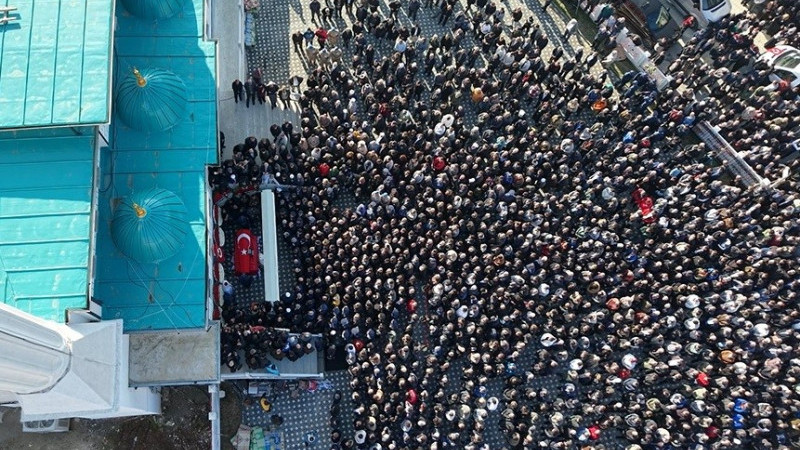 Bursalı şehit binbaşıyı uğurlarken hamile eşi yürekleri burktu...