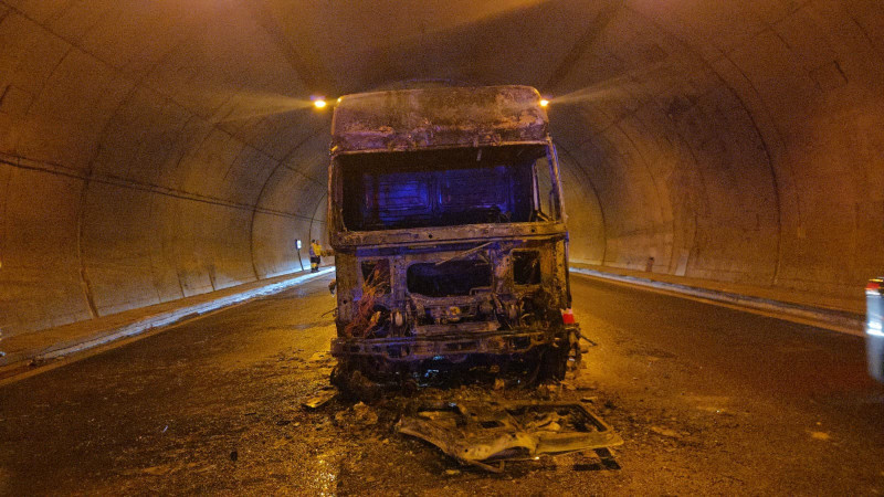 Su tankeri tünelin içinde alev alev yandı...