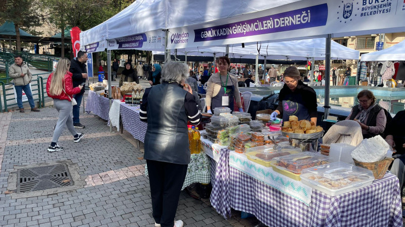 Orhangazi Parkı’nda kadınların dayanışma pazarı kuruldu