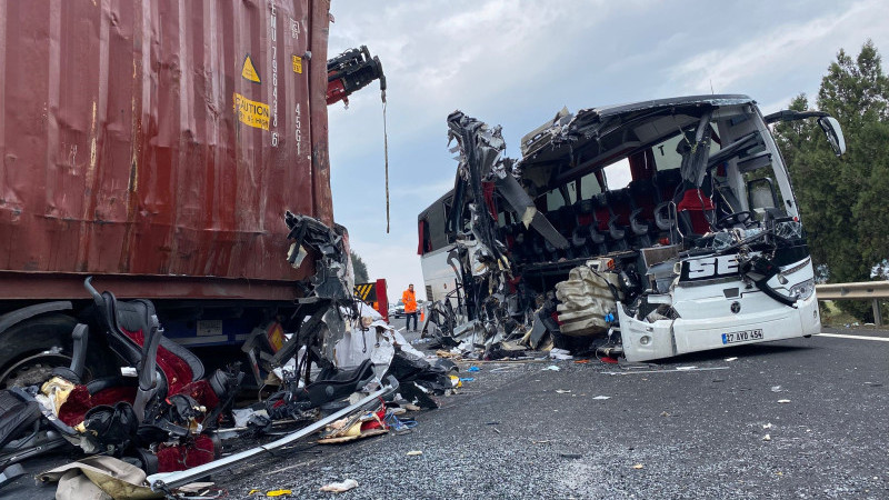 Yolcu otobüsü tıra çarptı: 7 ölü, 10 yaralı