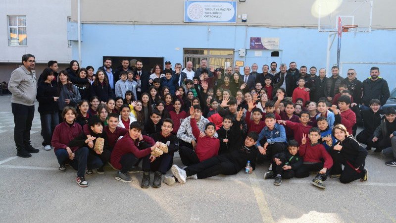 Osmangazi’de öğrencilere mont, bot ve eşofman desteği