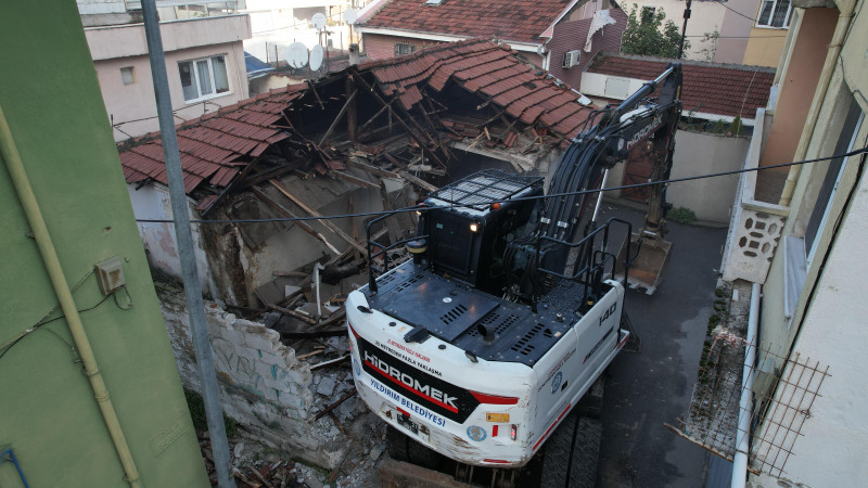 Yıldırım Belediyesi tehlike yaratan metruk binaları yıkıyor