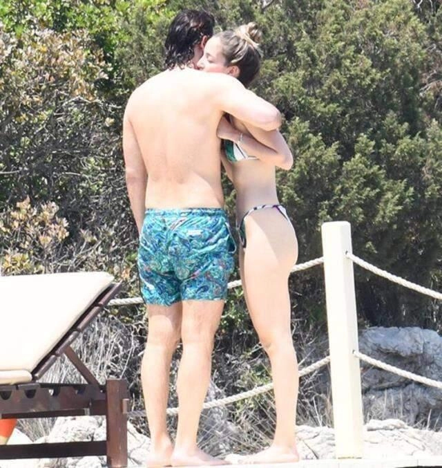 Tatil sezonunu açan Birkan Sokullu ve sevgilisi birbirini öpücüklere boğdu