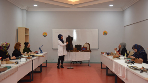 Yıldırım'da deri sanatının incelikleri öğretiliyor