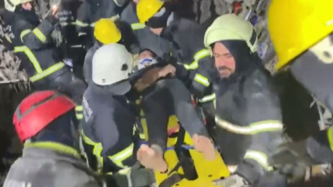 Enkazdan 70 saat sonra 3 kişi sağ olarak kurtarıldı
