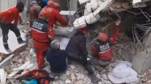 Kurtarma ekibi enkaz altında kaldı