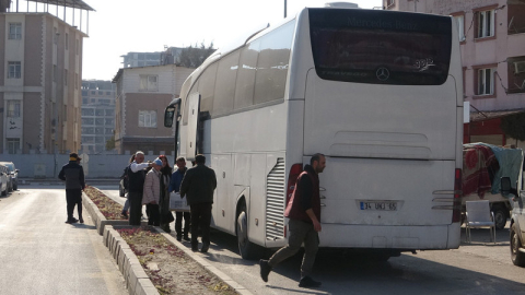 Hataylılar yerle bir olan şehri otobüslerle terk ediyor