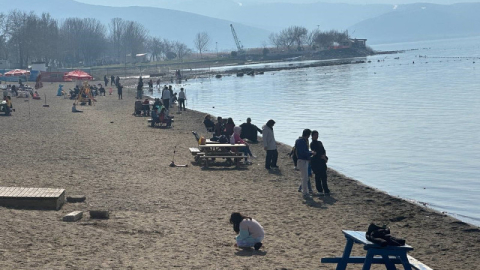 Kış soğuğuna aldırmadan İznik Gölü’ne girdiler