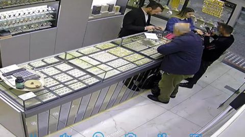 Fotoğraf çekme bahanesiyle bileziği çalmaya kalktı