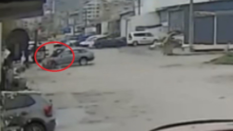 Otomobilin çarptığı motosikletli havaya fırladı