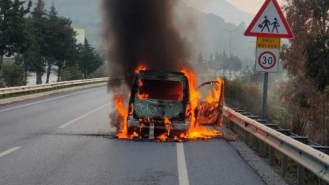 Seyir halindeki ticari araç, alev topuna döndü