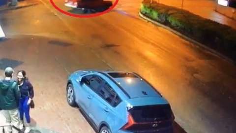Bursa'da otomobile motosiklet böyle çarptı
