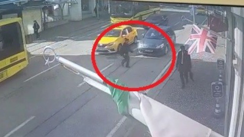 Alt geçidi kullanmadı, otomobil böyle çarptı