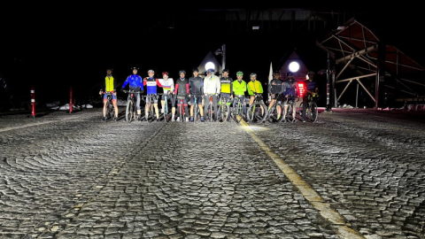 Bursa'da bisiklet tutkunları iftar sonrası Uludağ’a pedal çevirdi