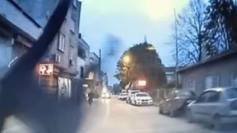 Otomobil motosikletli sürücüye böyle çarptı