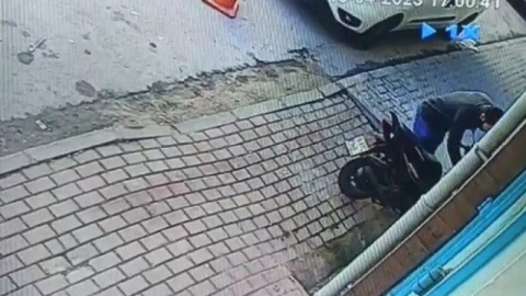 Marketin önünde duran motosikleti güpegündüz çaldı