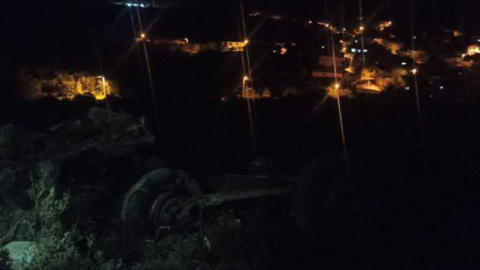Bursa'da virajı alamayan kamyon şarampole uçtu