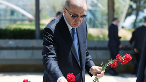 Cumhurbaşkanı Erdoğan, Bakü'de şehitliği ziyaret etti