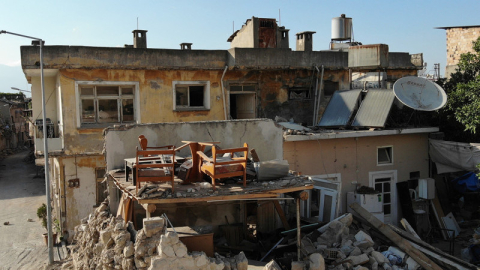 Enkazın ortasında dikkat çeken koltuk takımı