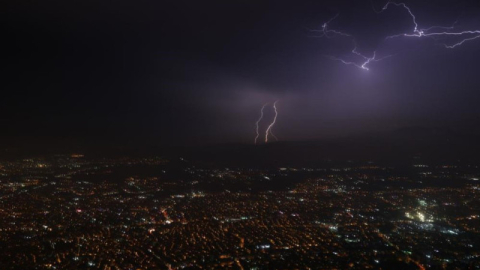 Bursa'da şimşekler görsel şölen oluşturdu