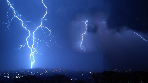 Şimşekler geceyi aydınlattı